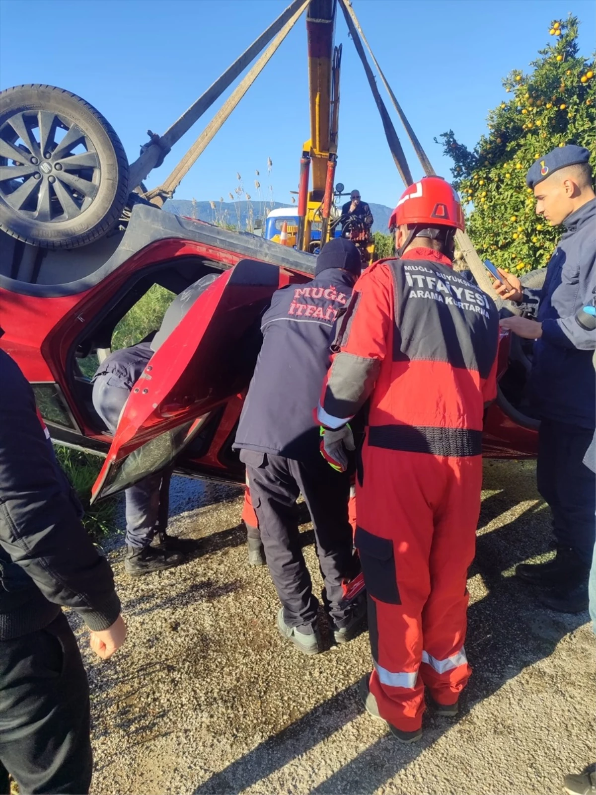 Muğla\'da su kanalına devrilen otomobilin sürücüsü hayatını kaybetti
