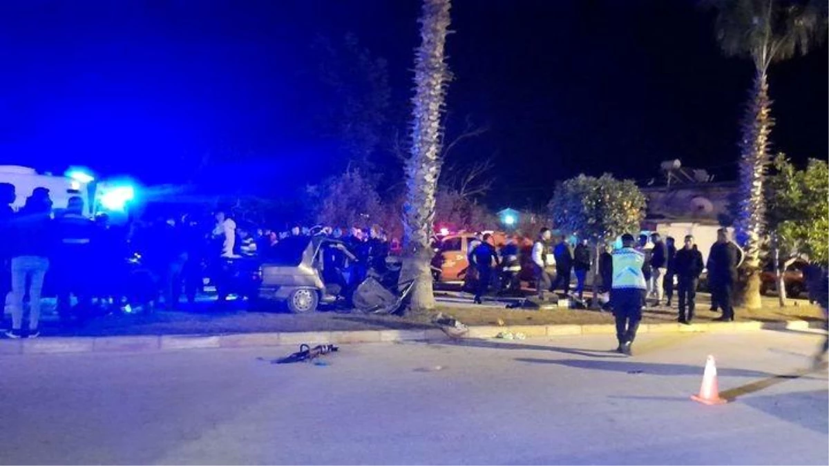 Finike\'de Otomobil Kontrolden Çıkarak Palmiye Ağacına Çarptı: 1 Ölü, 2 Yaralı