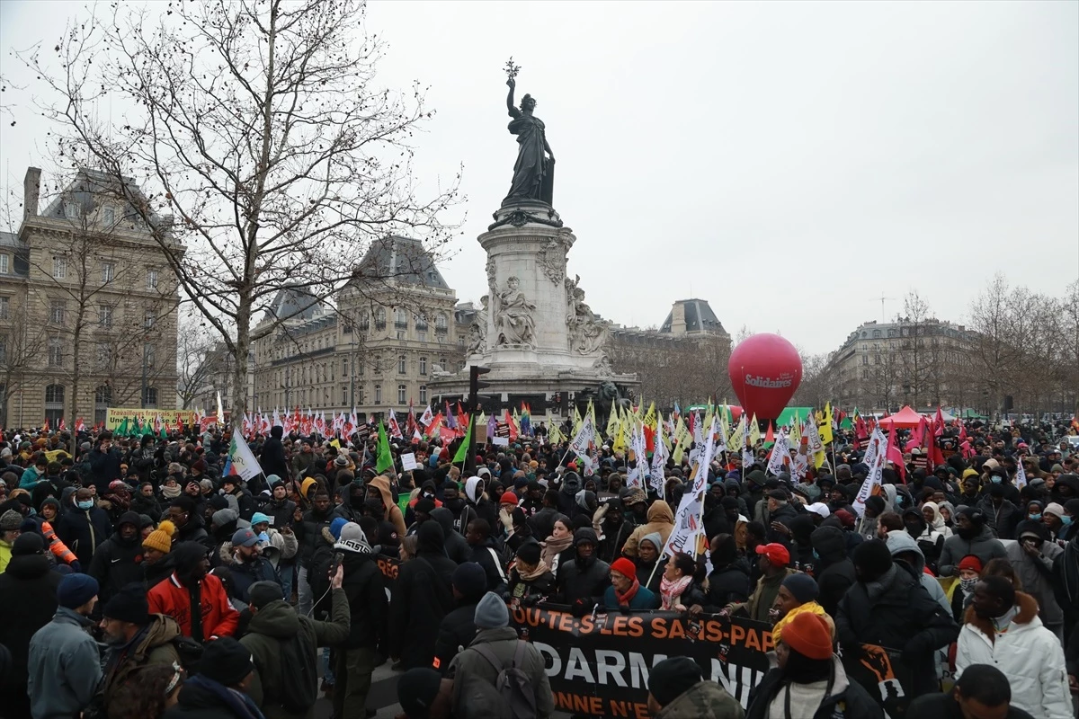 Paris\'te Göç Yasası Protesto Edildi