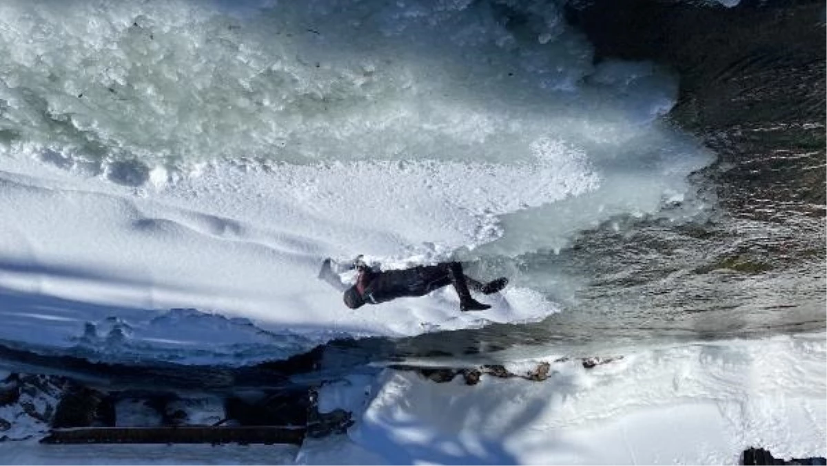 Rize\'de düzenlenen Kış Yüzme Şenliği\'nde buzla kaplı gölde yüzüldü