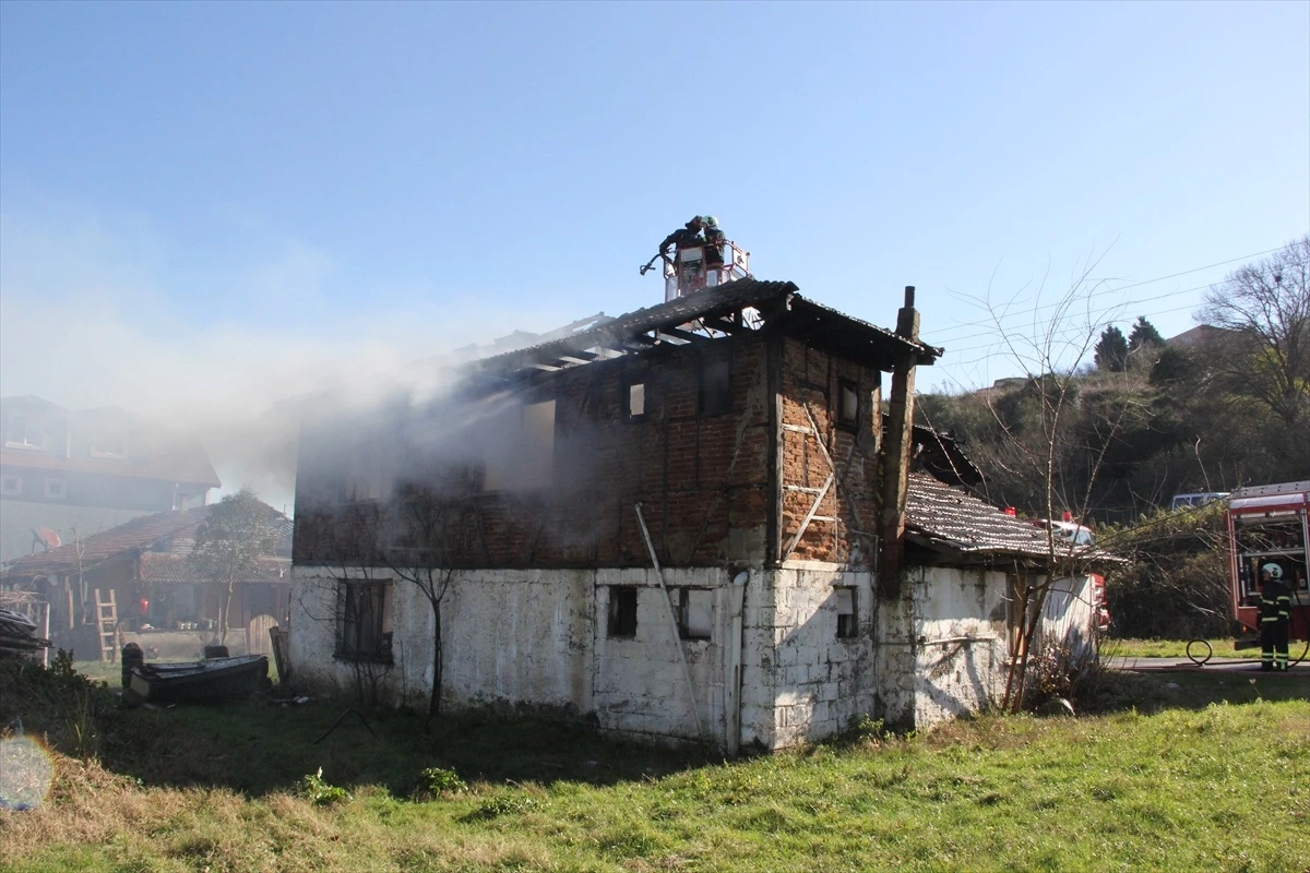 Serdivan\'da çıkan yangın müstakil evde büyük hasara yol açtı