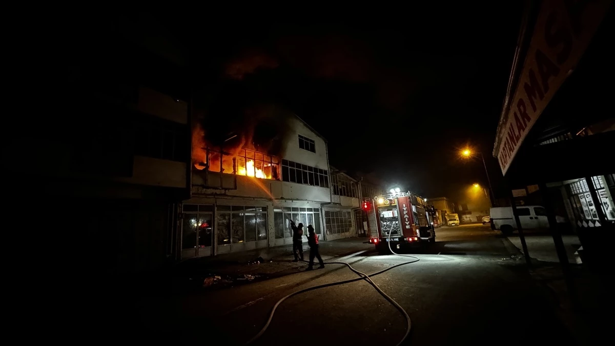 Serdivan'da Mobilya İş Yerinde Çıkan Yangın Hasara Yol Açtı