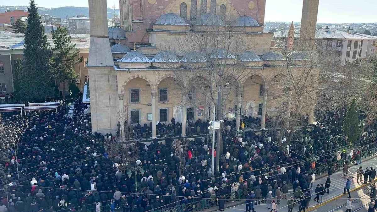 Pençe-Kilit Harekatı\'nda şehit olan İstihkam Sözleşmeli Er Muhammed Tunahan Evcin gözyaşlarıyla uğurlandı