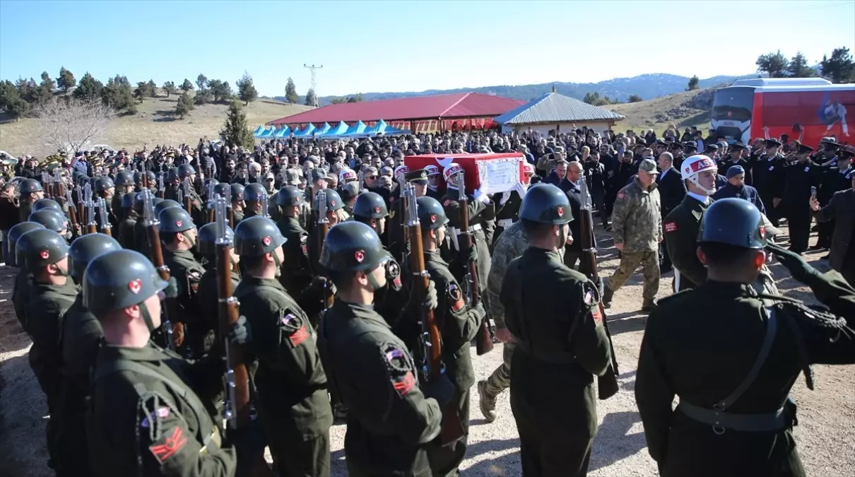 Pençe-Kilit Harekatı\'nda şehit olan Piyade Sözleşmeli Er Emrullah Gülmez\'in cenazesi Kahramanmaraş\'ta toprağa verildi