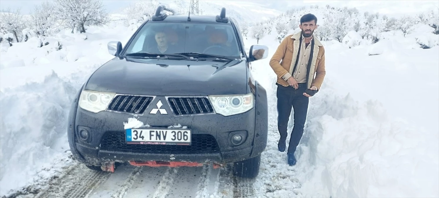 Siirt\'te kardan kapanan köyde bebek hastaneye ulaştırıldı, mahsur kalan 4 kişi kurtarıldı