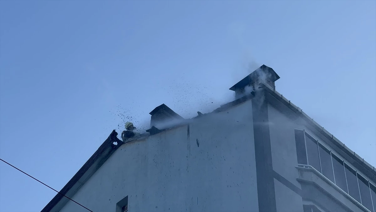 Sinop\'un Ayancık ilçesinde baca ve çatı yangını itfaiye ekiplerince söndürüldü