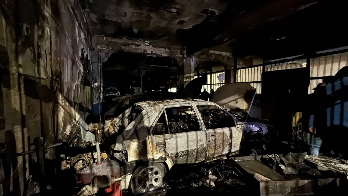 Sultangazi\'de oto tamirhanesinde yangın: 2 otomobil ve 1 motosiklet küle döndü