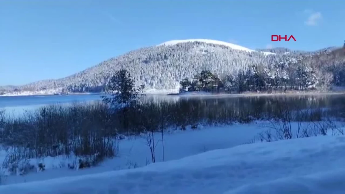 Abant Gölü Milli Parkı\'nda Tatilciler Karla Kaymanın Heyecanını Yaşadı