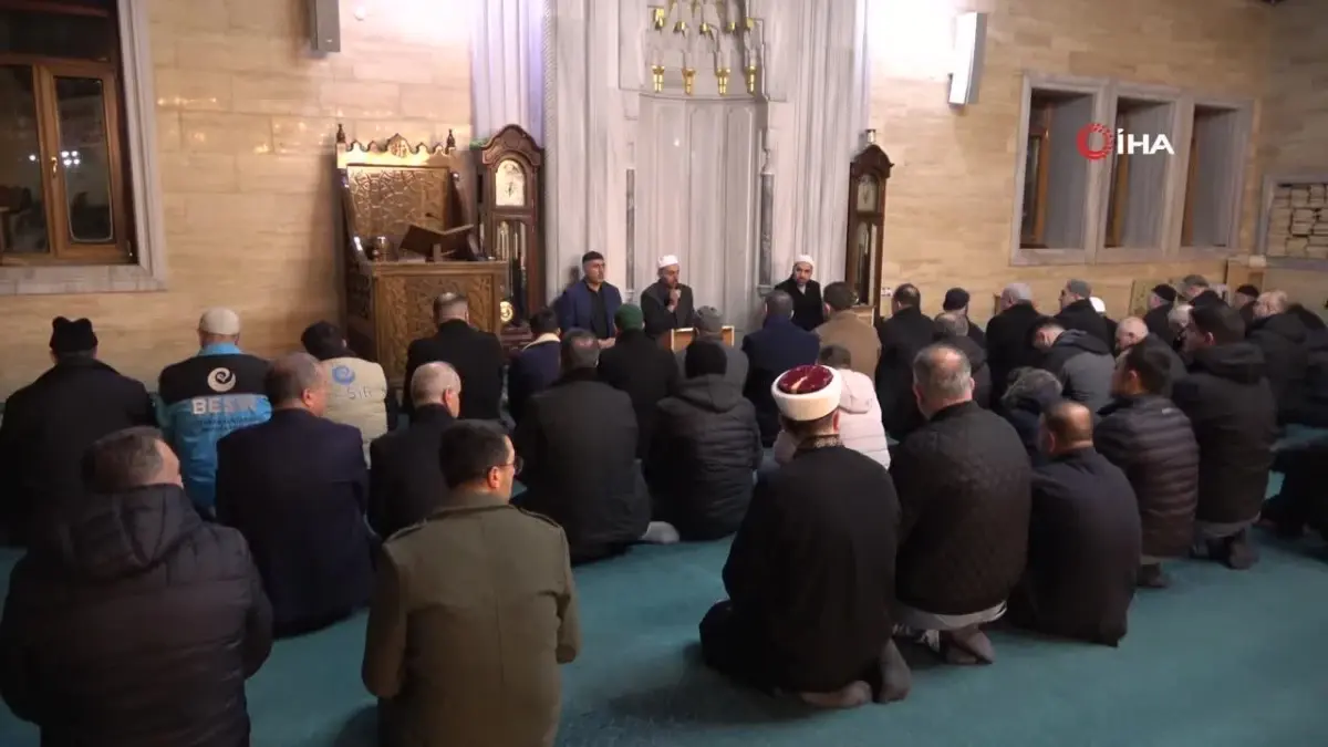 Tatvan\'da sabah namazında buluşan vatandaşlar şehitler için dua etti