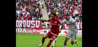 Trendyol Süper Lig: Antalyaspor 0 - Trabzonspor 1 (İlk yarı)