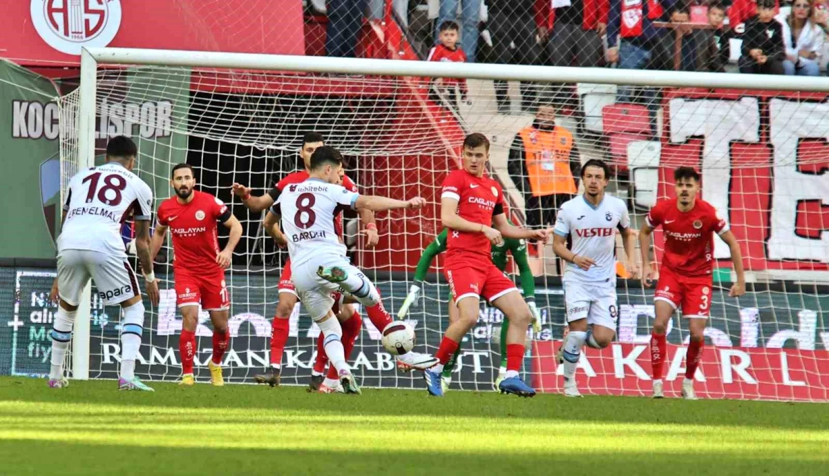Antalyaspor-Trabzonspor Maçında Trabzonspor İlk Yarıyı Önde Tamamladı