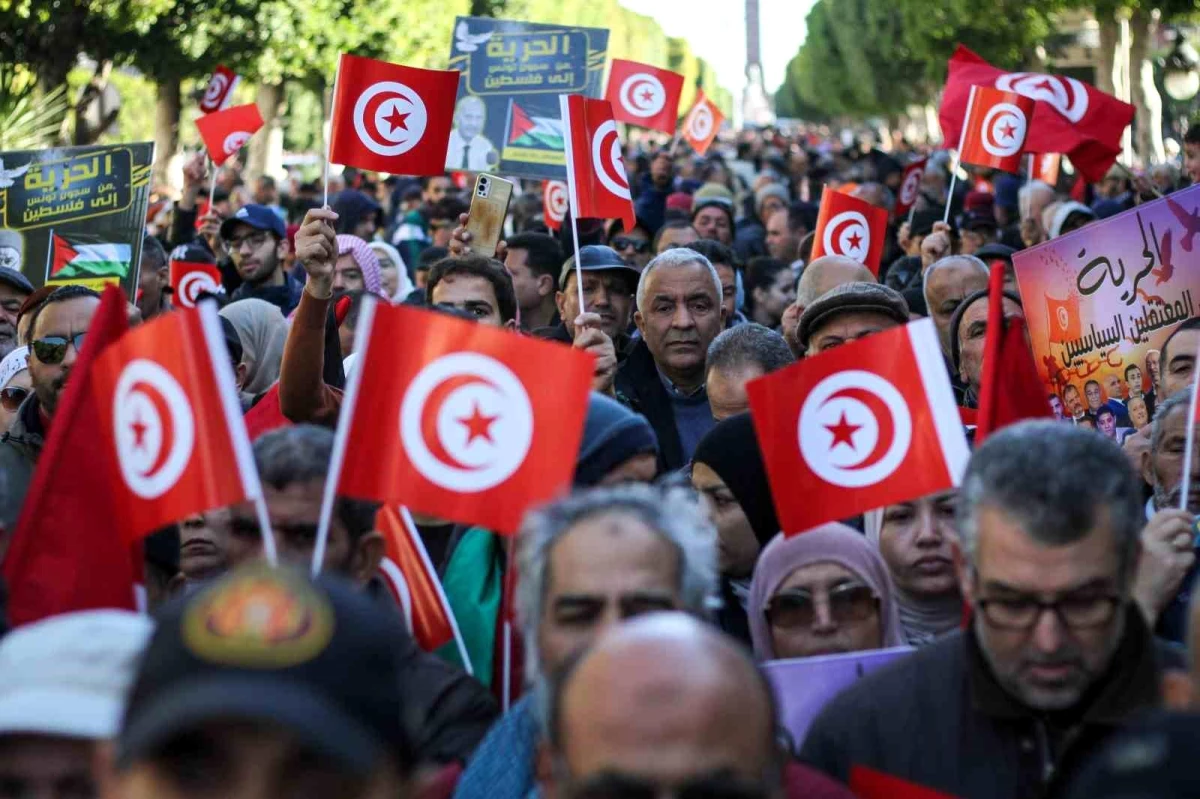 Tunus\'ta Binlerce Kişi Cumhurbaşkanı\'nın İstifasını İstedi