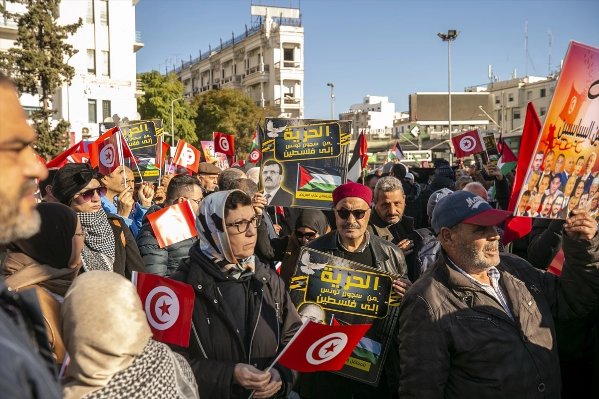 Tunus\'ta Yasemin Devrimi\'nin 13. yılında iktidar karşıtı gösteri düzenlendi