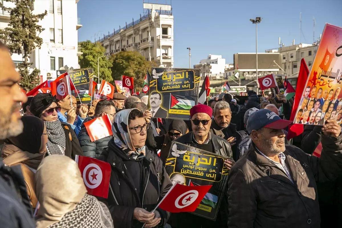 Tunus\'ta Yasemin Devrimi\'nin 13. yılında iktidar karşıtı gösteri düzenlendi