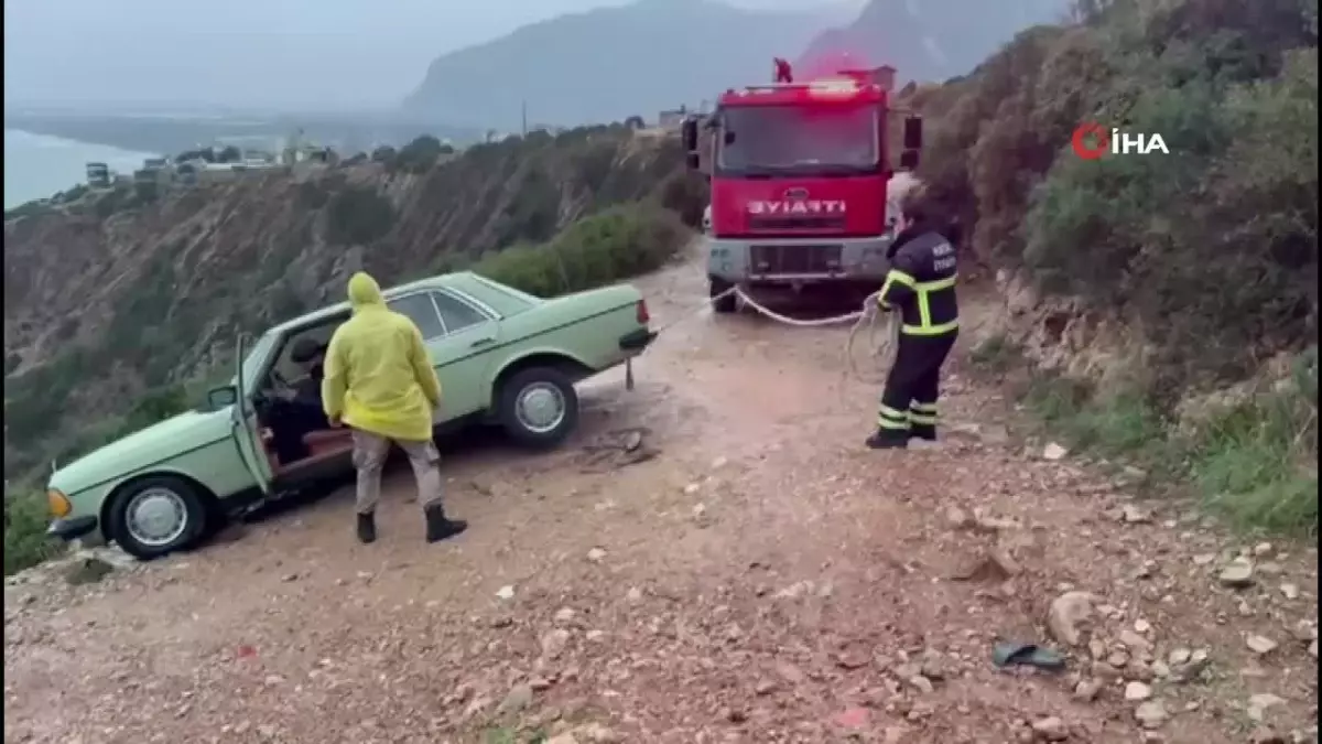 Uçurumdan yuvarlanmaya ramak kala durmayı başaran otomobili itfaiye ekipleri kurtardı