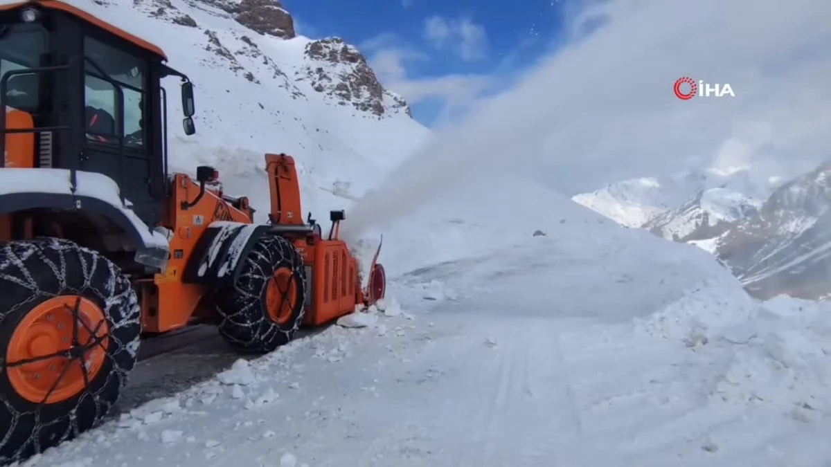 Van-Bahçesaray Karabet Geçidi\'nde kar kalınlığı 2 metre 64 santimetreye ulaştı