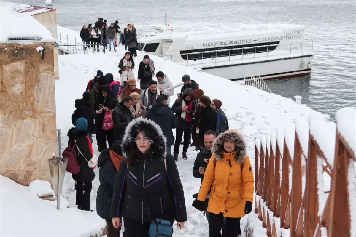 Van Büyükşehir Belediyesi Dijital ve Doğa Fotoğrafçılığı Kursu Öğrencileri Akdamar Adası\'nı Görüntüledi