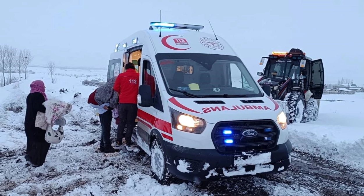 Van\'da Kar Yağışı Sonrası Hasta Kurtarma ve Yol Açma Çalışmaları Devam Ediyor