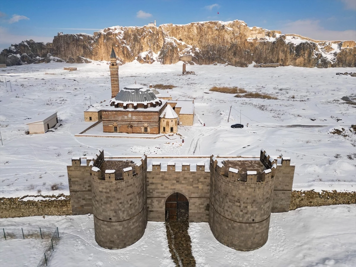 Van\'da Kar Yağışı Sonrası Tarihi Yapılar Beyaza Büründü