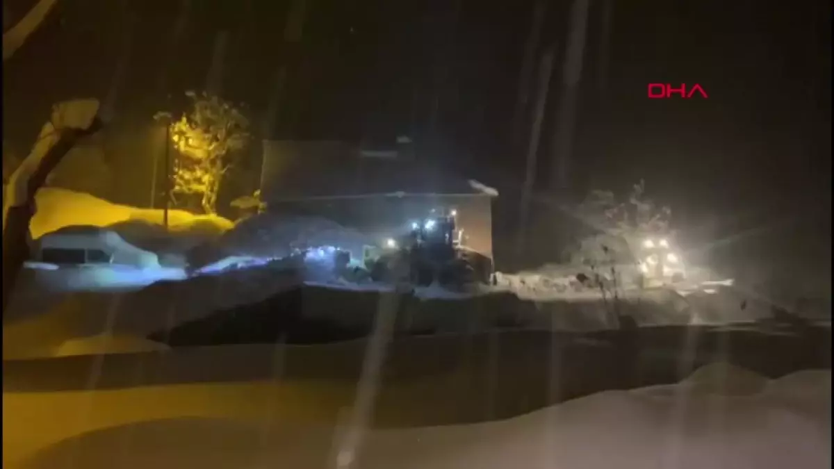 Van\'ın Bahçesaray ilçesinde kar nedeniyle yolu kapanan muhtar kalp krizi geçirdi