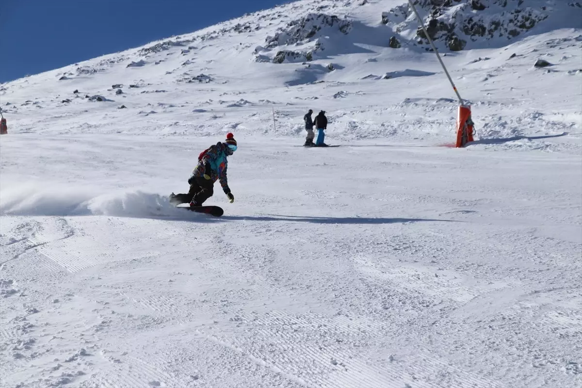 Sivas\'ta Yıldız Dağı Kış Sporları ve Turizm Merkezi\'nde Yoğunluk Yaşandı