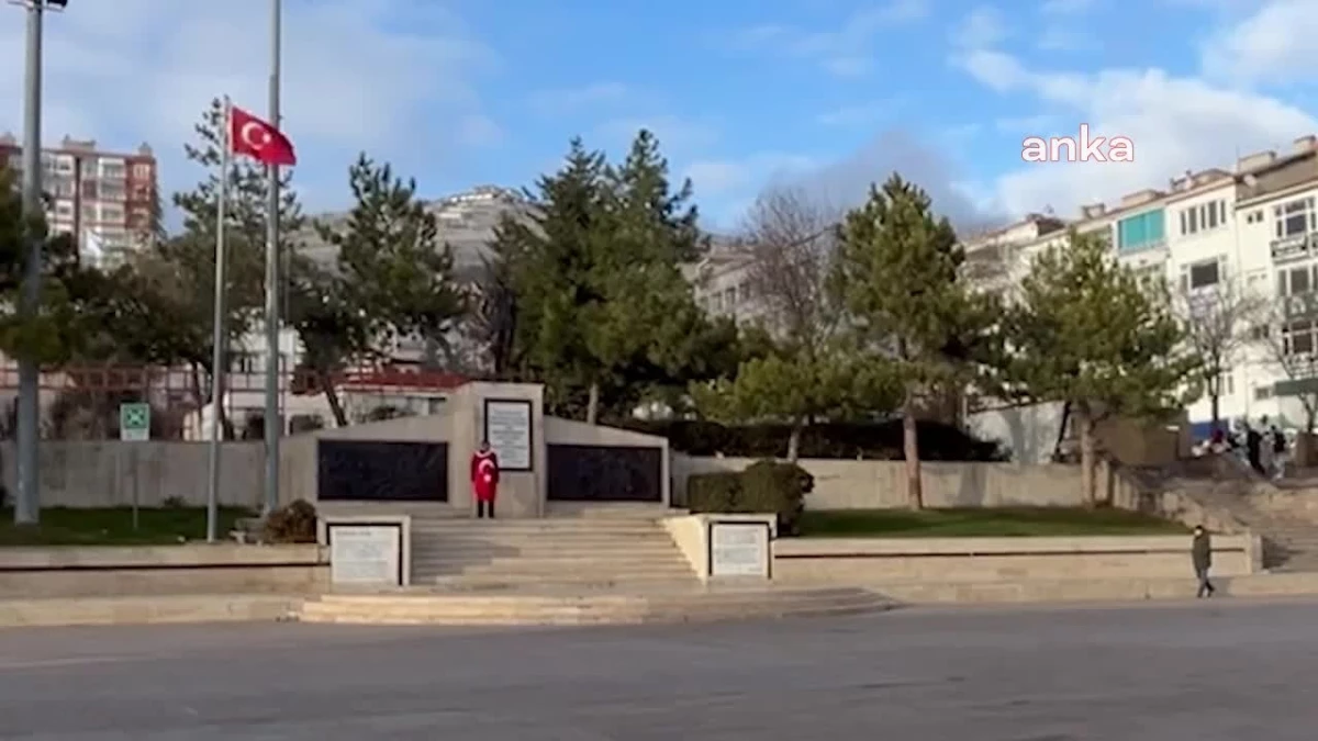Yozgat\'ta vatandaş, şehit askerler adına Atatürk Anıtı önünde nöbet tuttu