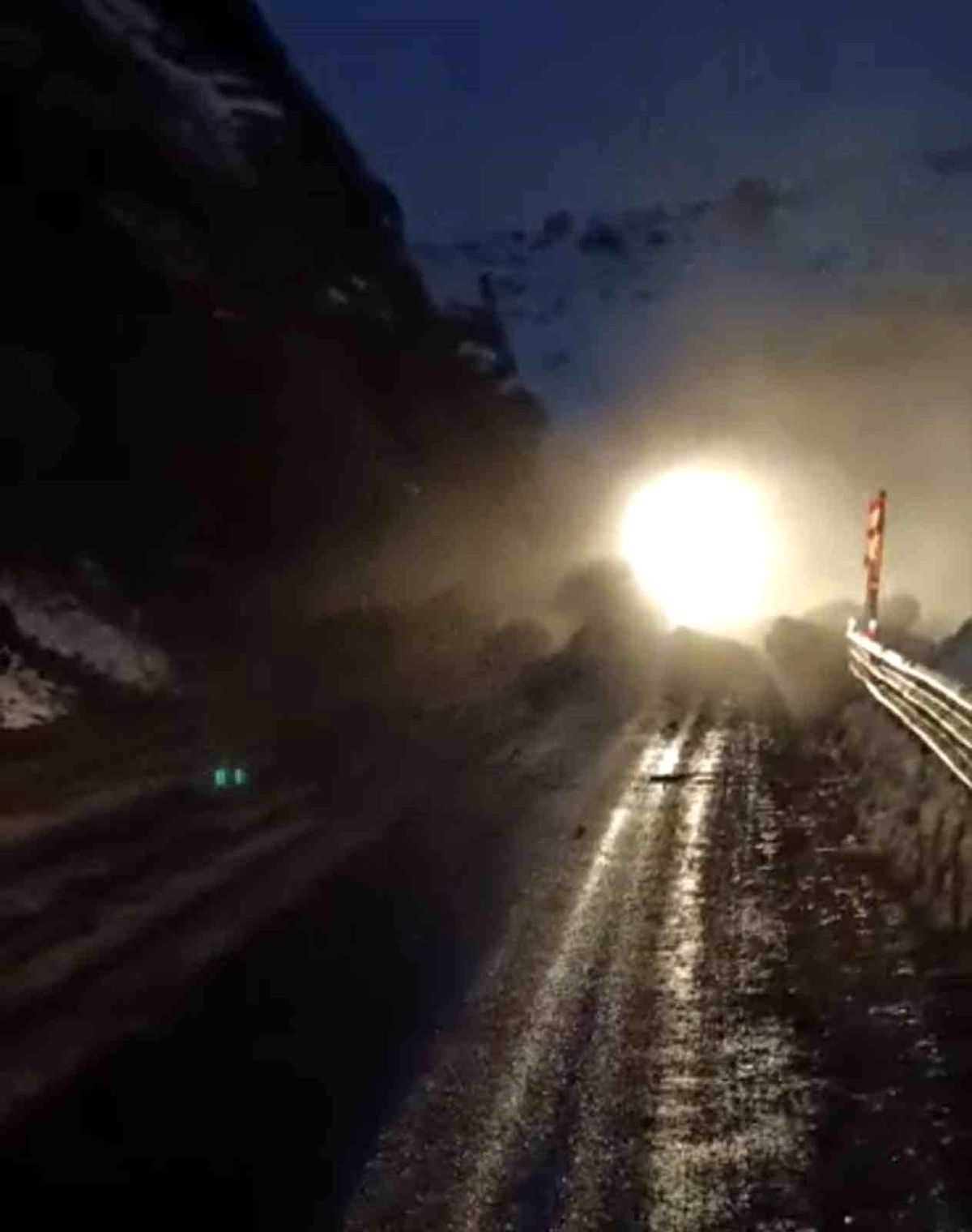 Hakkari\'de Yoğun Kar Yağışı Sonucu Kaya Parçaları Karayoluna Düştü