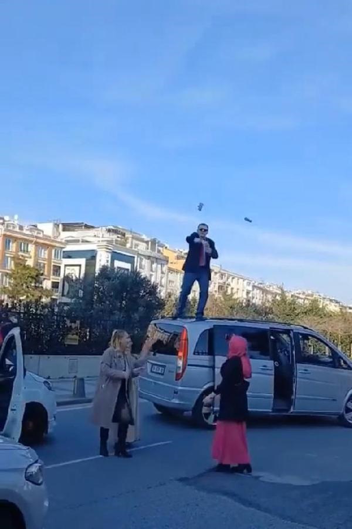 Zeytinburnu\'nda Düğün Konvoyu Trafiği Kapattı