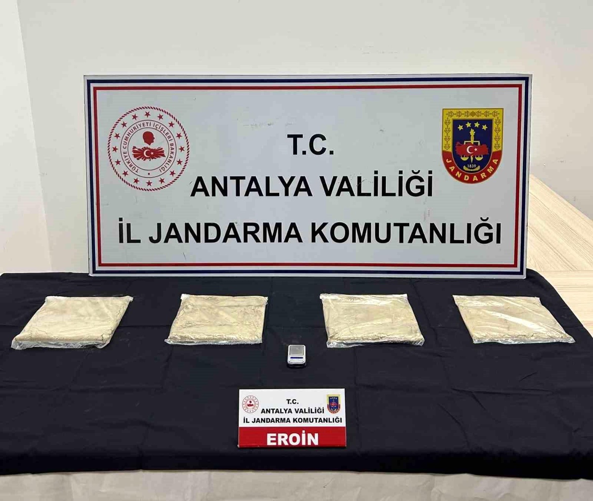 Antalya\'da 2 Kilogram Eroin Yakalandı