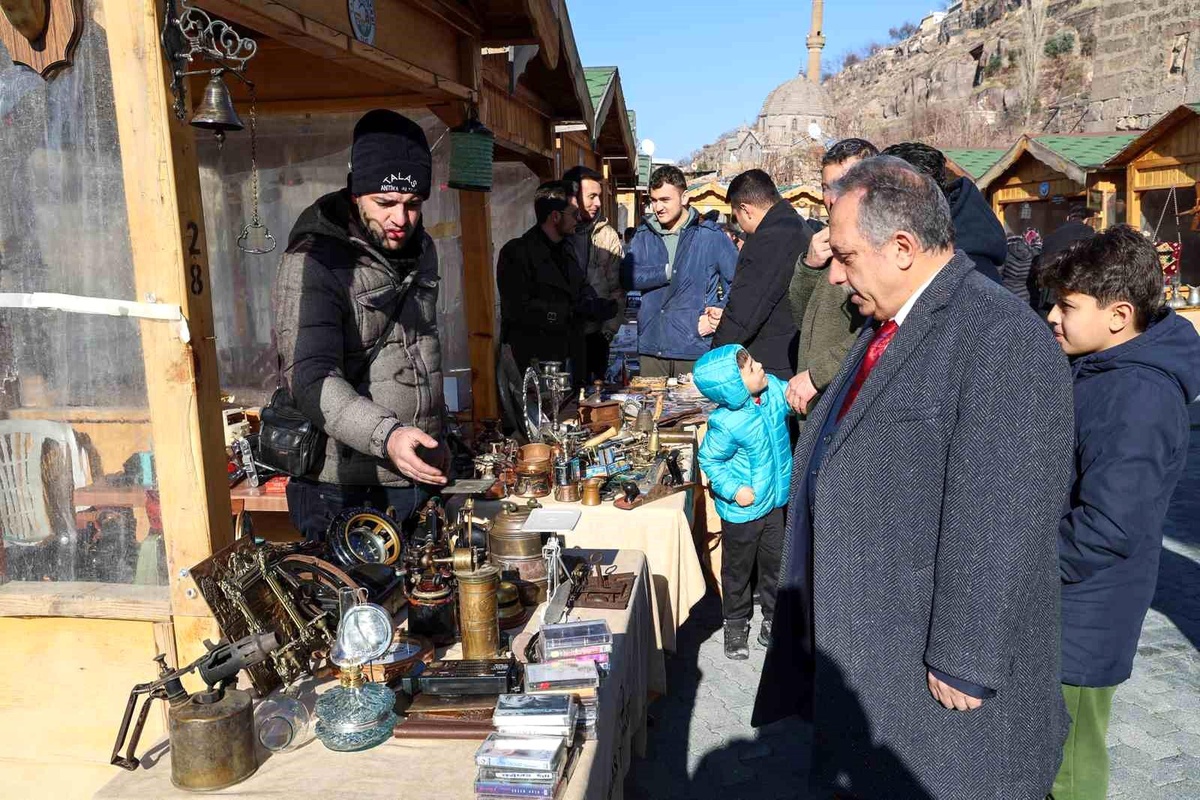 Talas Belediye Başkanı Antika Pazarı\'nda Esnafları Ziyaret Etti