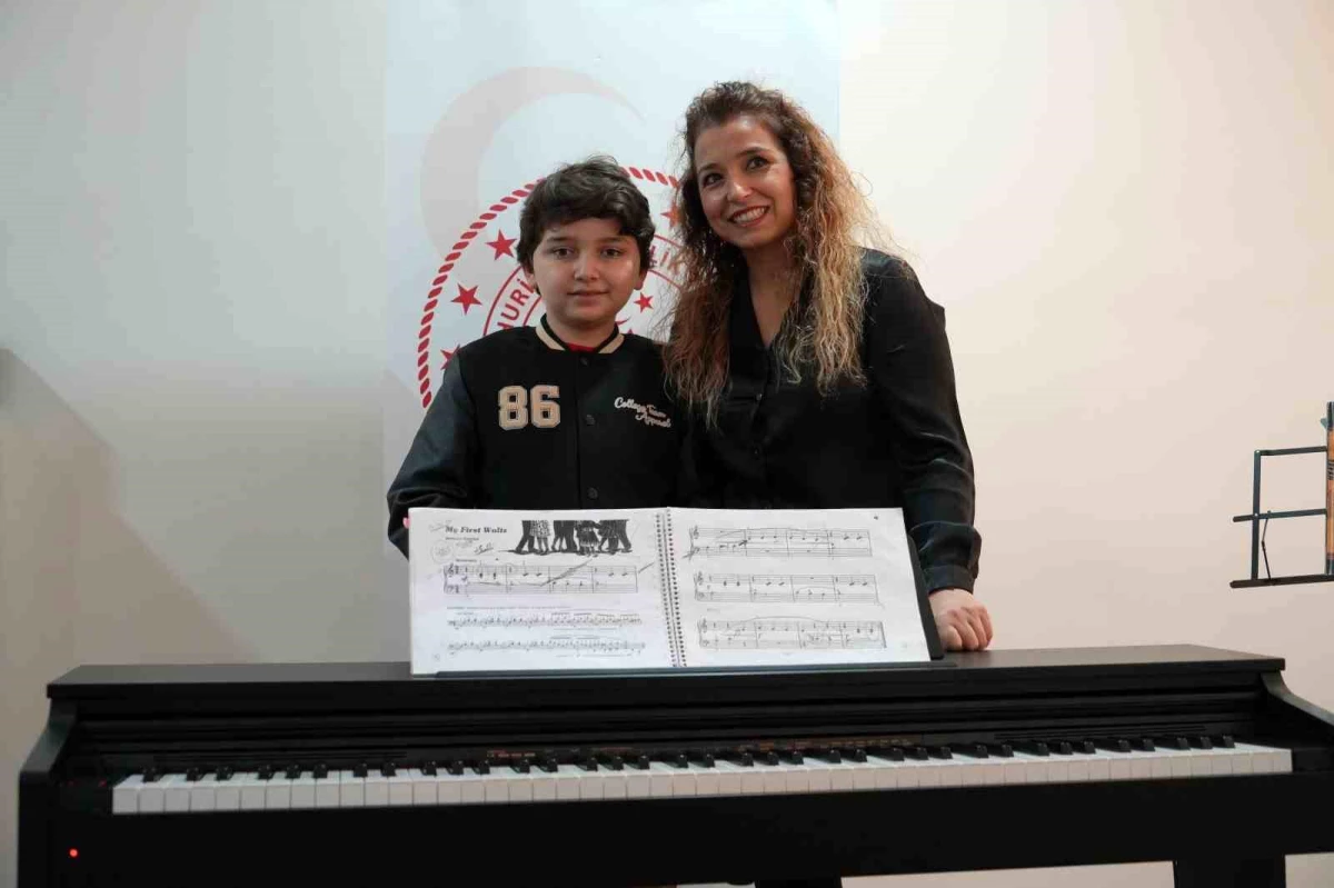 Zonguldak\'ta Atipik Otizmli Çocuk, Mutlak Kulak Yeteneğiyle Müziğe Dönüştürüyor
