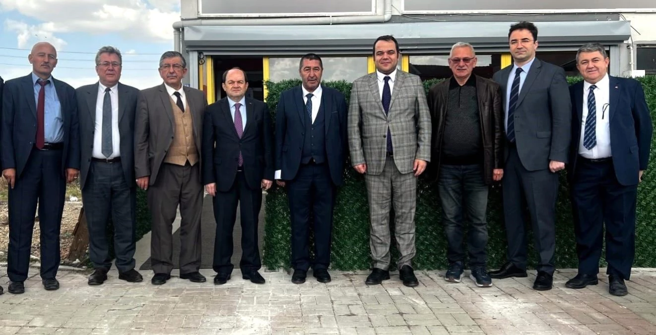 MHP\'nin Afyonkarahisar Belediye Başkan adayı olan Gazeteciler Cemiyeti Başkanı Sezer Küçükkurt görevinden ayrıldı