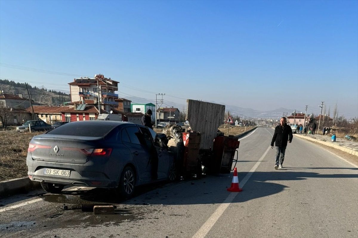 Afyonkarahisar\'da Otomobil ile Traktör Çarpışması: 5 Yaralı