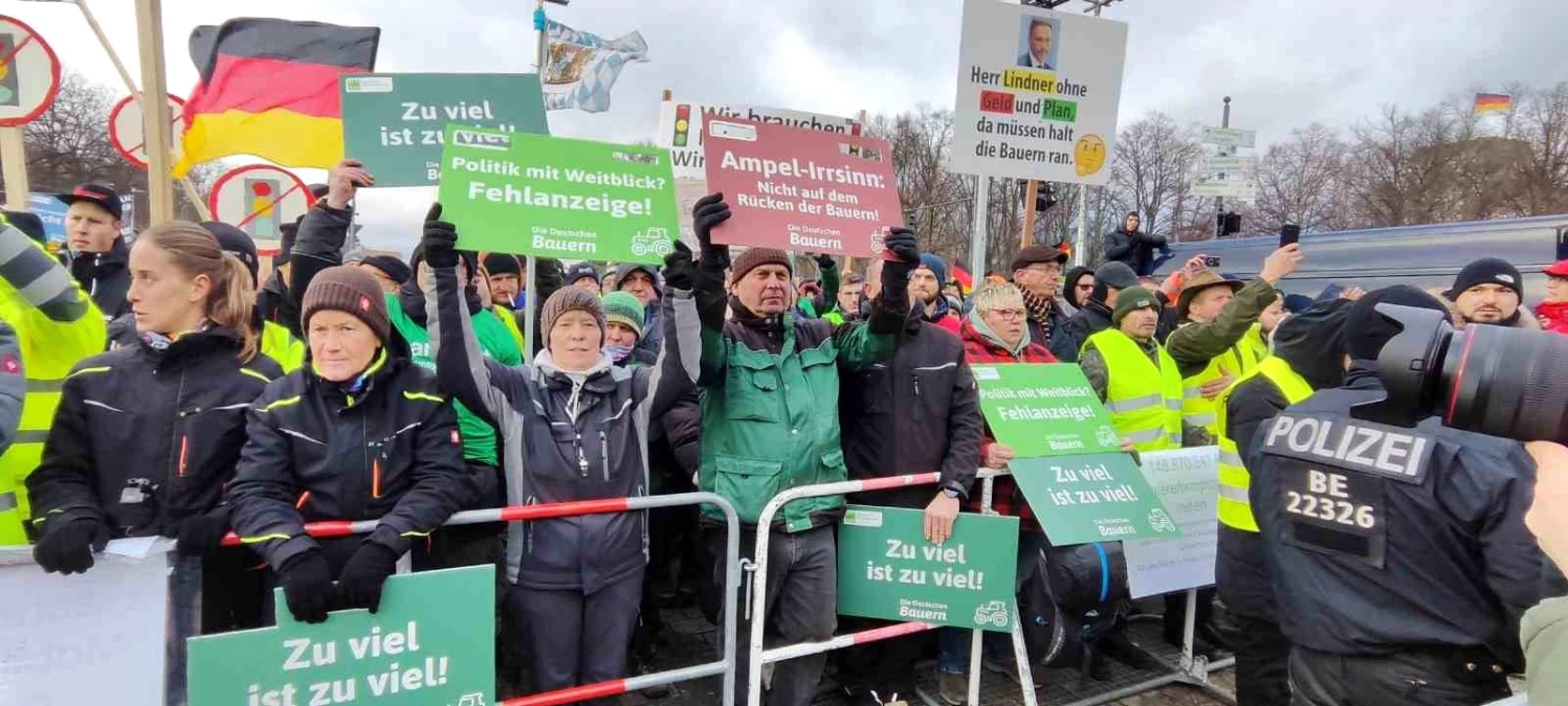 Berlin\'de Çiftçiler Hükümetin Tarımsal Sübvansiyonlarını Protesto Etti
