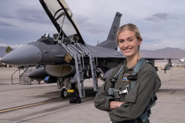 Amerika Hava Kuvvetleri'nde aktif görevde bulunan kadın savaş pilotu Amerika güzeli seçildi