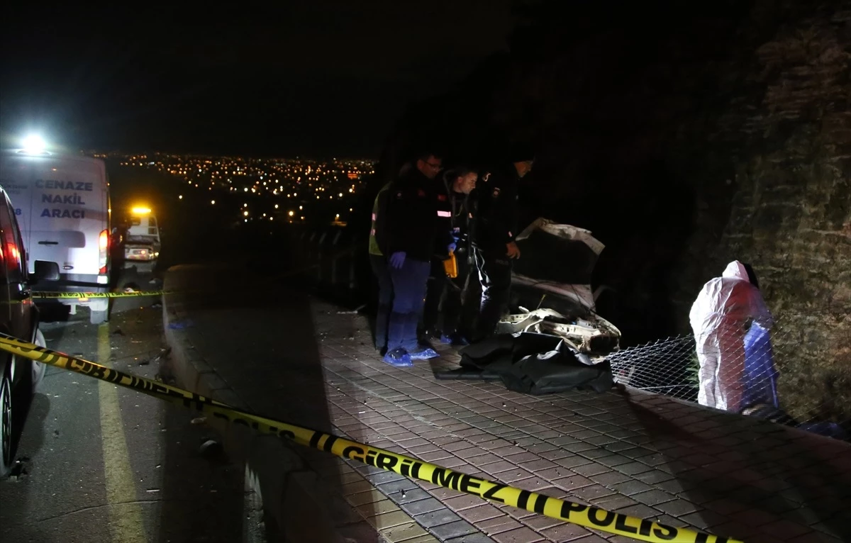 Antalya\'da kaldırıma çarpan otomobilde 2 kişi öldü, 2 kişi ağır yaralandı