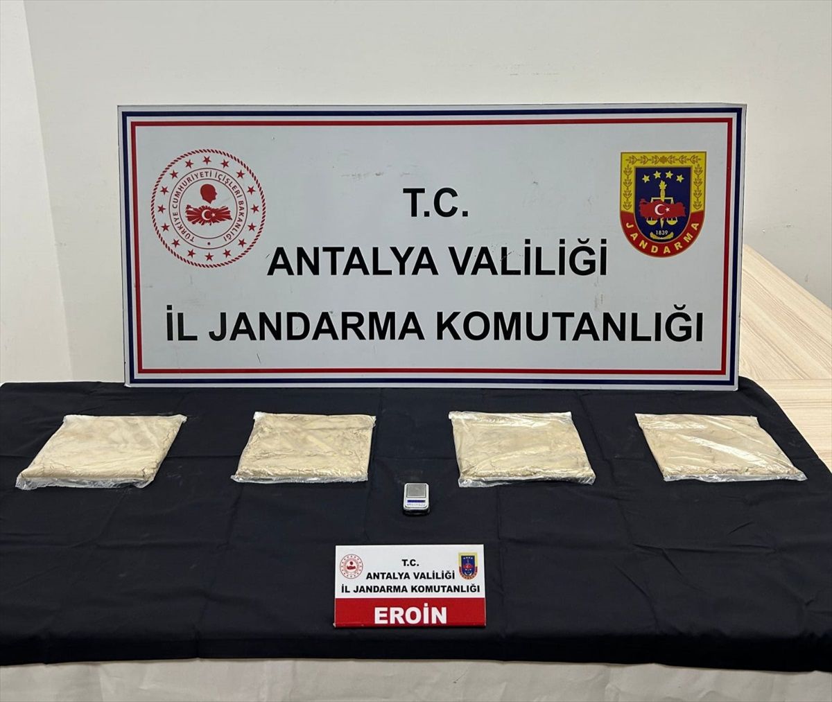 Antalya\'da uyuşturucu operasyonunda 2 şüpheli tutuklandı