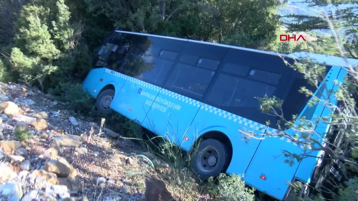 Antalya\'da Otobüs Şarampole Düştü: Şoför ve Yolcu Yara Almadan Kurtuldu