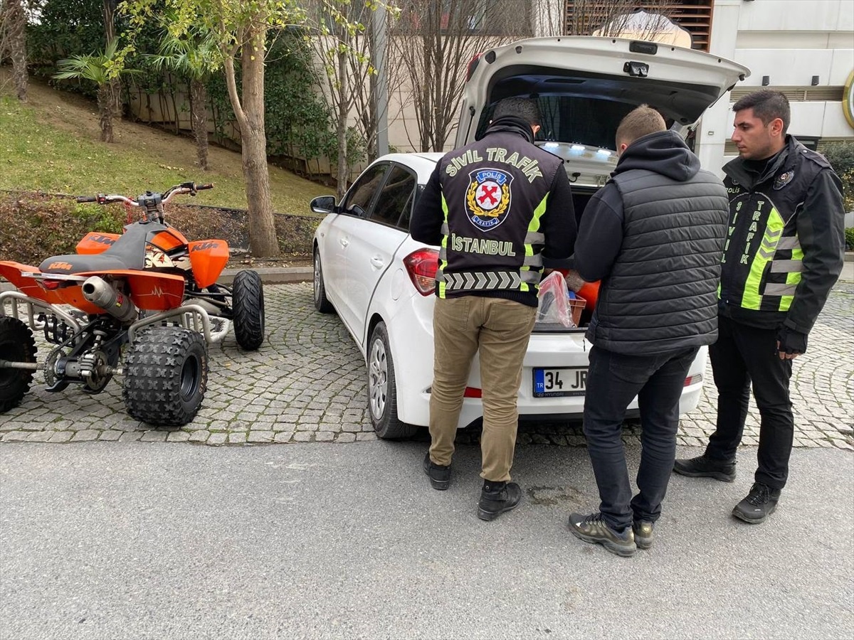 Ataşehir\'de Drift Yapan Sürücüye 22 Bin 165 Lira Cezai İşlem Uygulandı