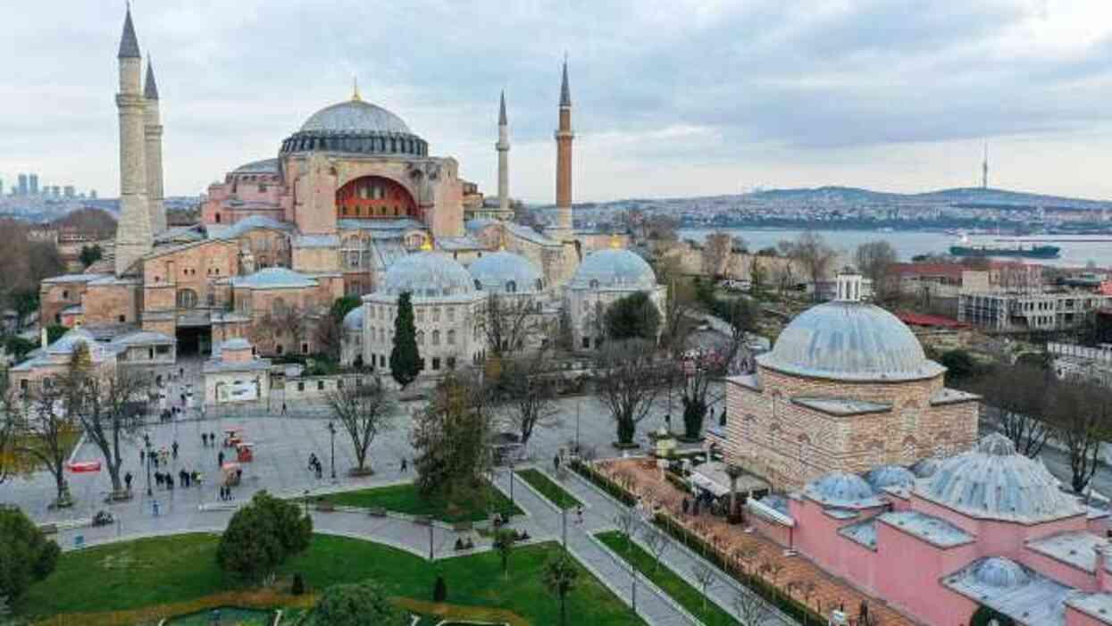 Ayasofya Camii'nde yeni dönem bugün başlıyor! Turistlerden 25 euro alınacak