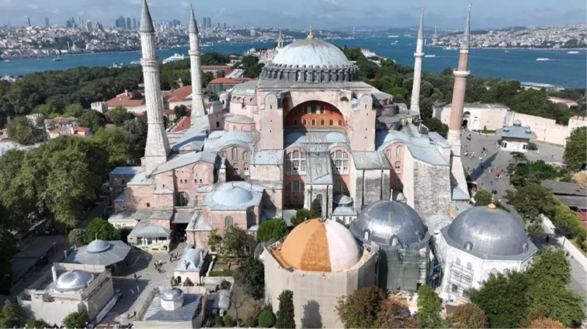 Ayasofya Camii\'nde yeni dönem bugün başlıyor! Turistlerden 25 euro alınacak