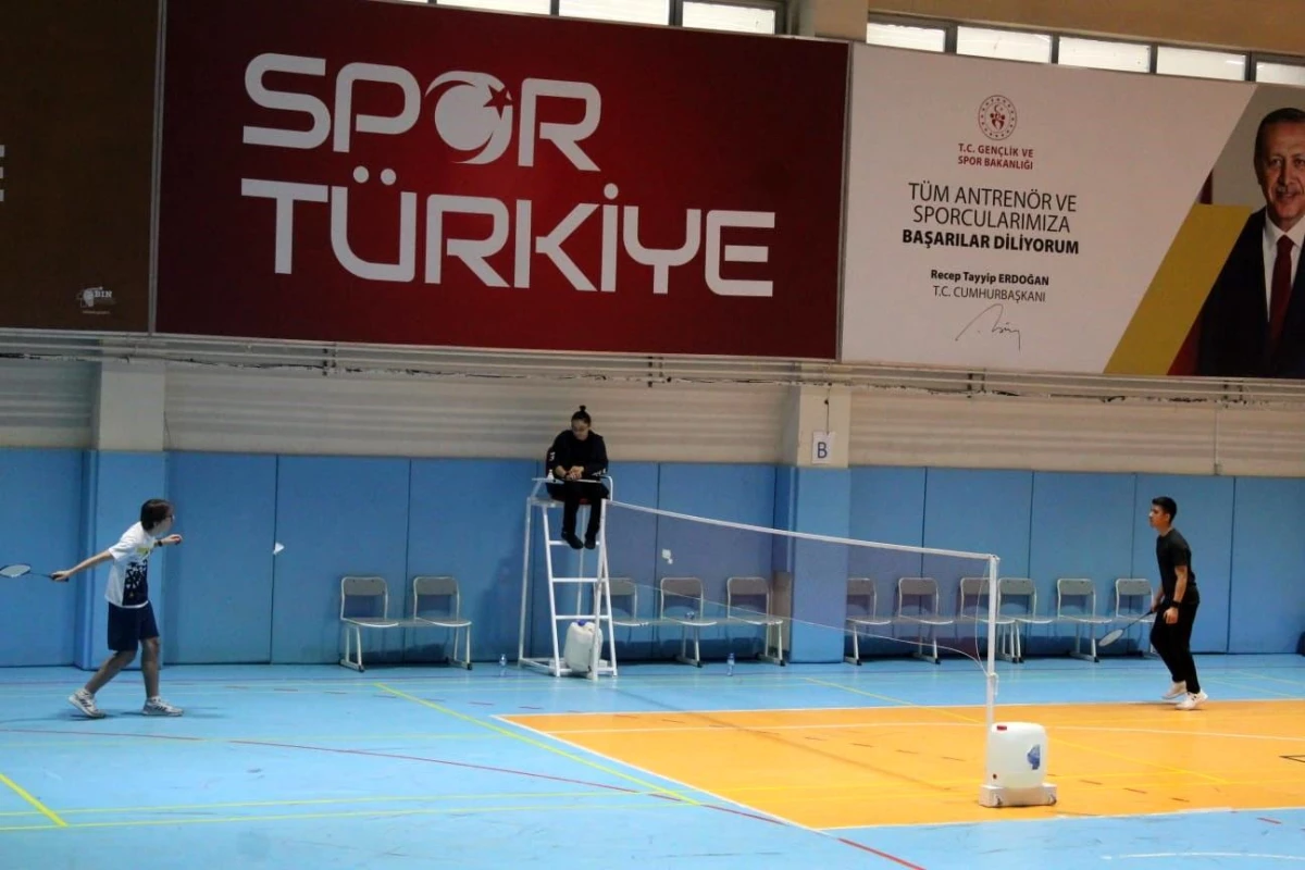 Afyonkarahisar\'da Okul Sporları Gençler Badminton İl Birinciliği Tamamlandı