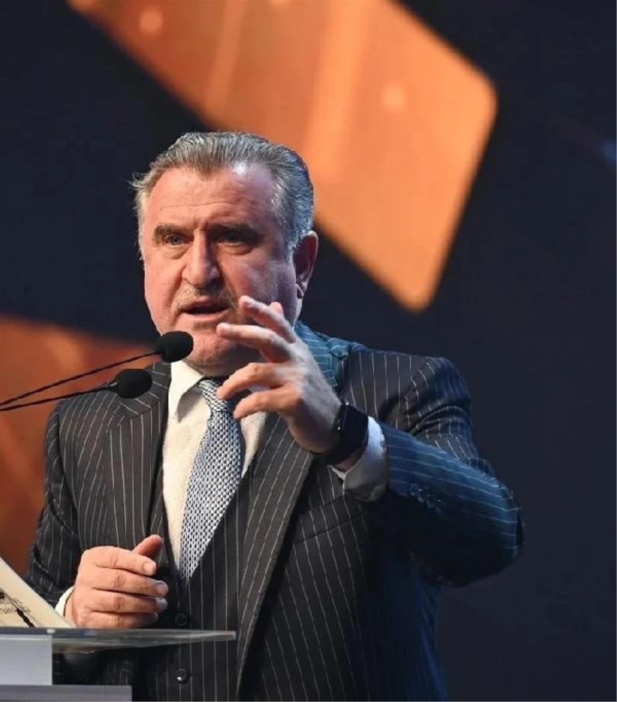Gençlik ve Spor Bakanı, Antalyaspor\'un İsrailli futbolcusunun ülke dışına çıkartılmasını değerlendirdi