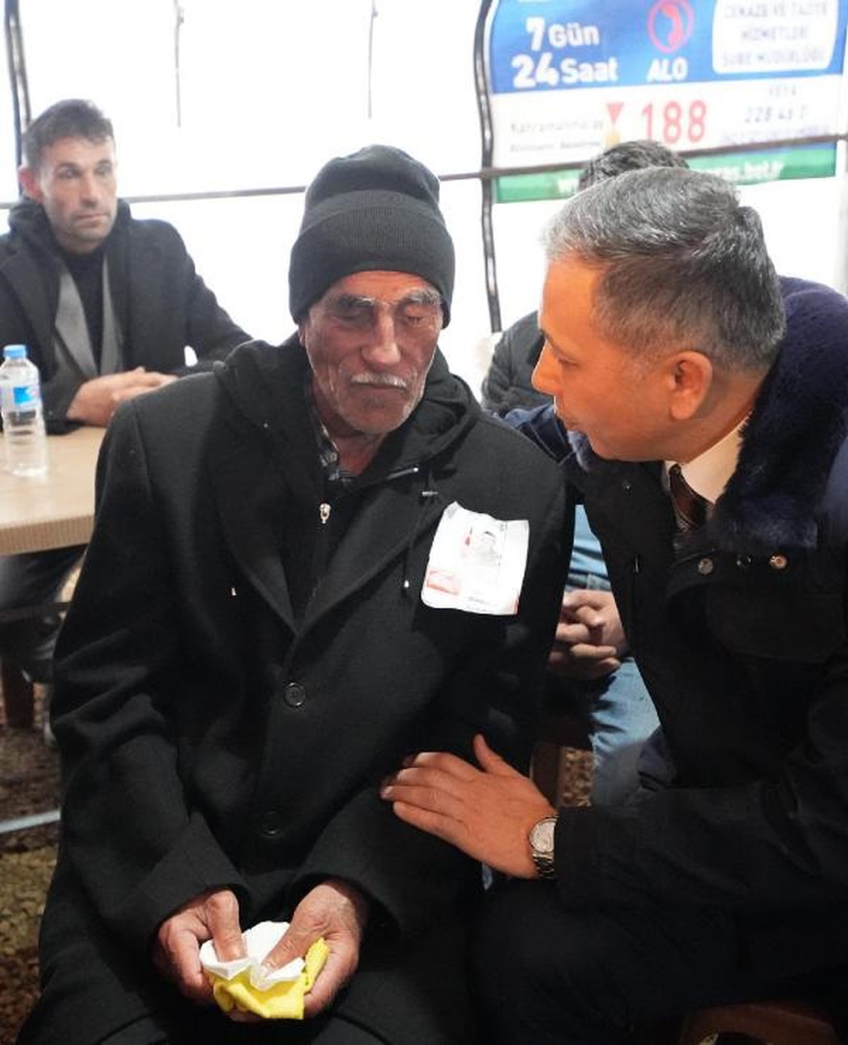 Bakan Yerlikaya\'dan, şehit ailesine taziye ziyareti (2)