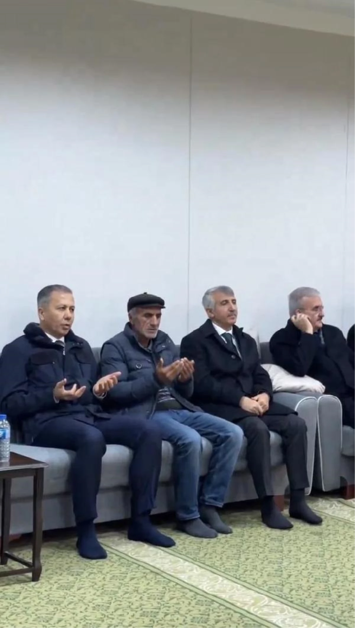 İçişleri Bakanı Ali Yerlikaya, Şehit Özdemir\'in Ailesini Ziyaret Etti