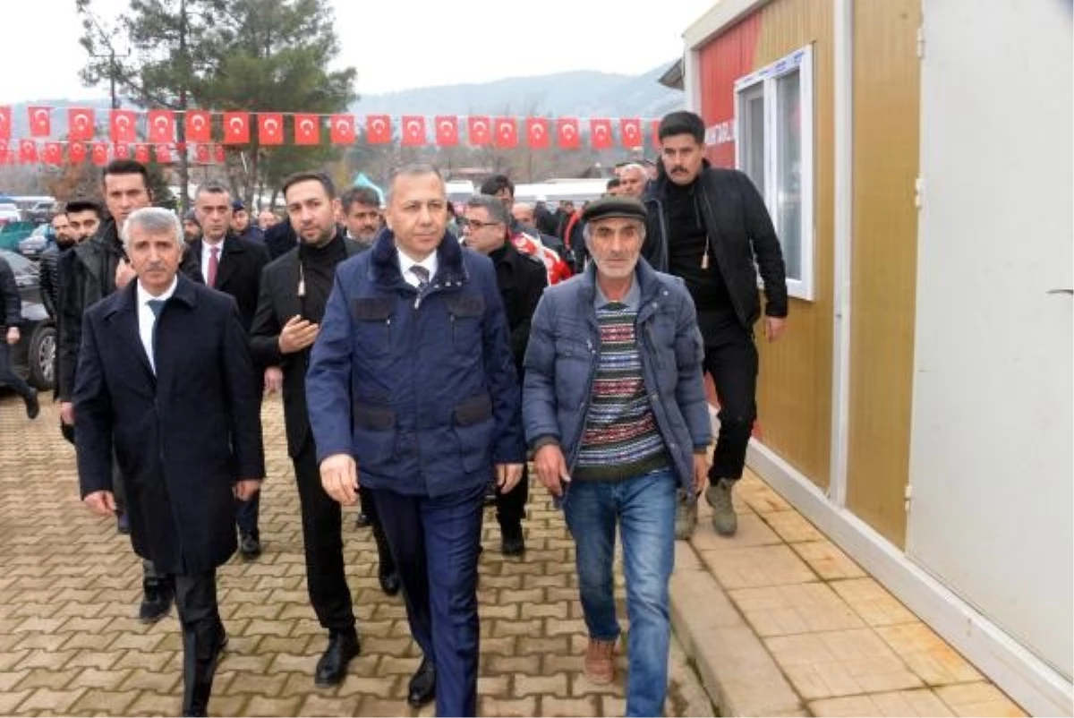 İçişleri Bakanı Şehit Özdemir\'in Mezarını Ziyaret Etti