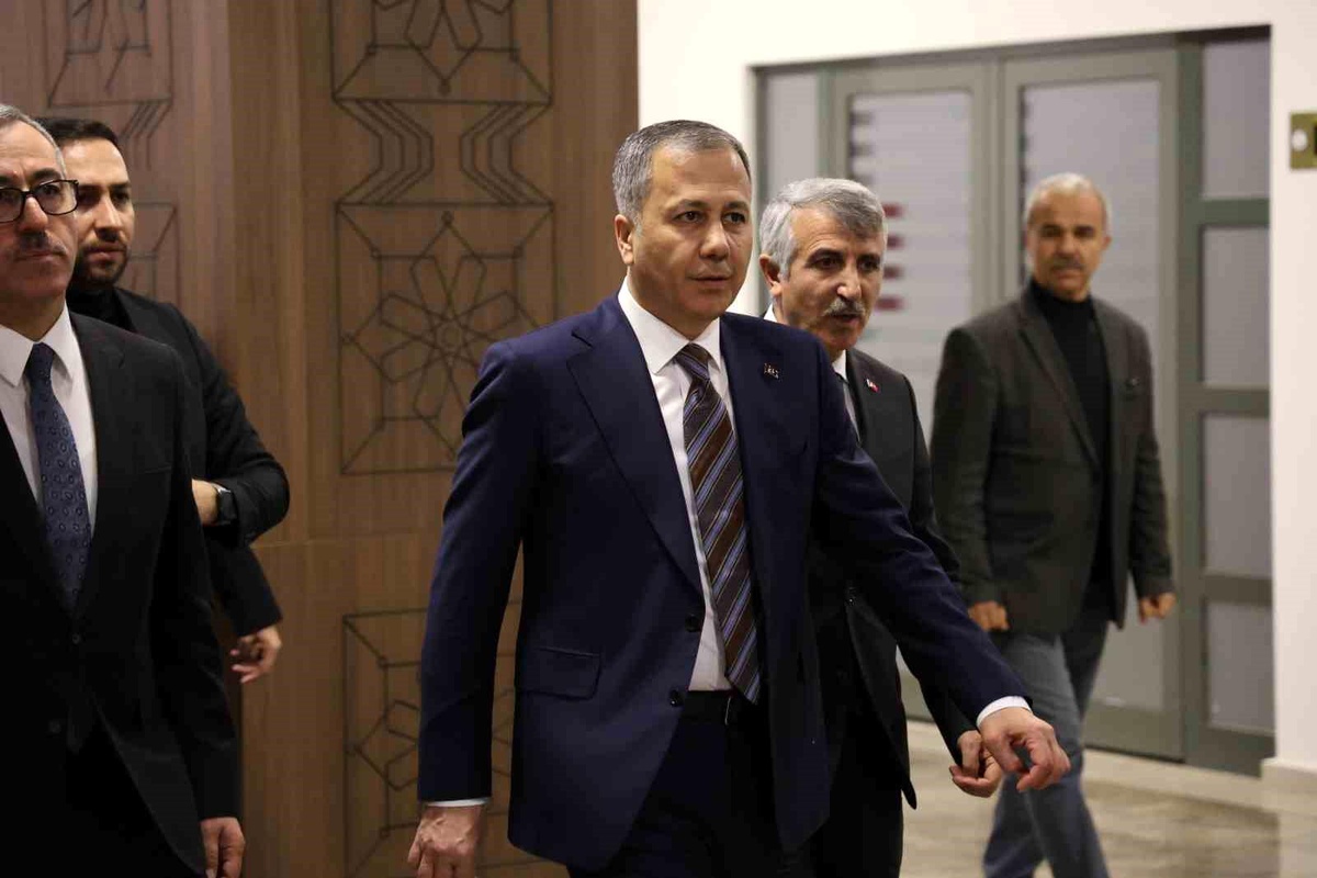 İçişleri Bakanı Ali Yerlikaya, şehit ailelerini ziyaret etti ve inşaat çalışmalarını denetledi
