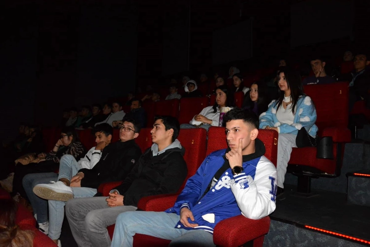 Babadağ Belediye Başkanı Ali Atlı, öğrencilerle birlikte Atatürk filmini izledi