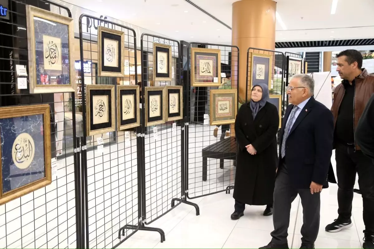 Kayseri Büyükşehir Belediye Başkanı, Üç Aylar'ın başlangıcına özel açılan Hüsn-i Hat Sergisi'ni gezdi