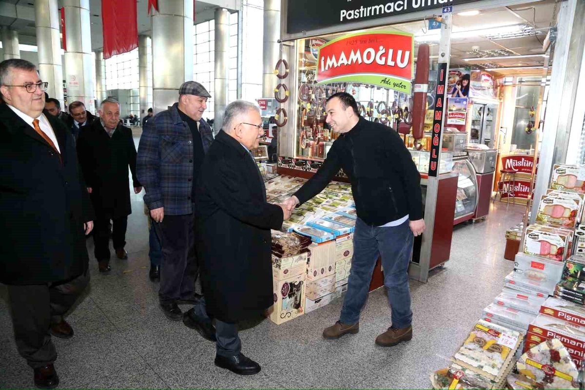 Kayseri Büyükşehir Belediye Başkanı Şehirlerarası Otogarı\'nda Esnafları Ziyaret Etti
